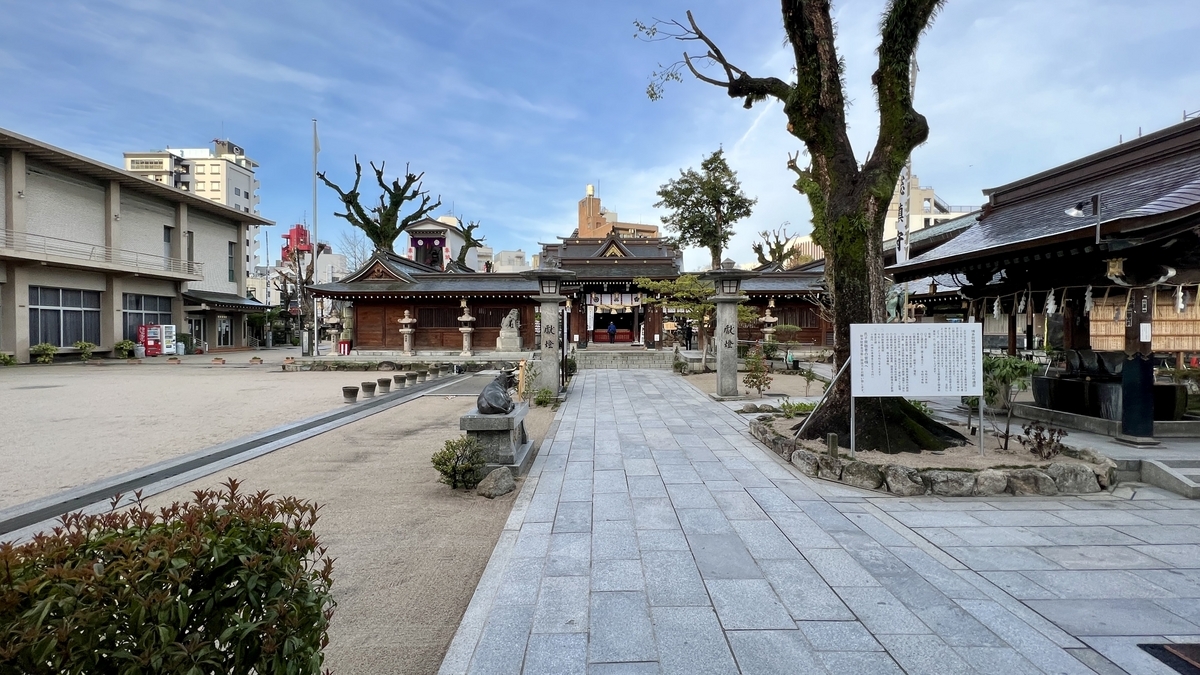 櫛田神社の境内石畳と拝殿へ続く参道の広い眺め