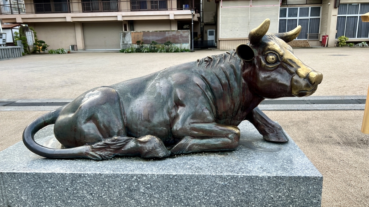 石台に横たわる御神牛の銅像の横顔