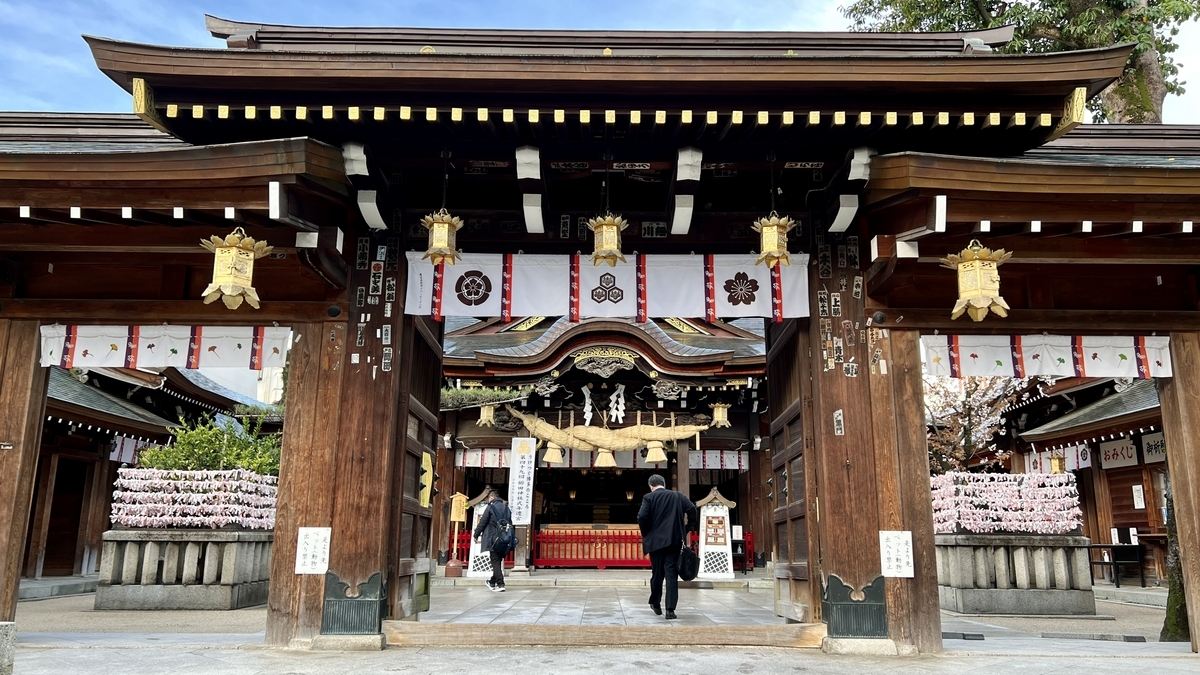 拝殿へ続く門と注連縄のある正面の参道