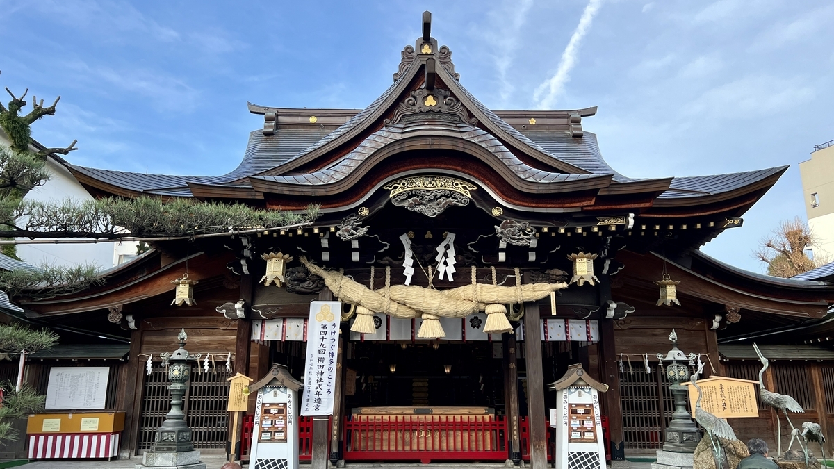 曲線が美しい屋根と注連縄が印象的な拝殿正面