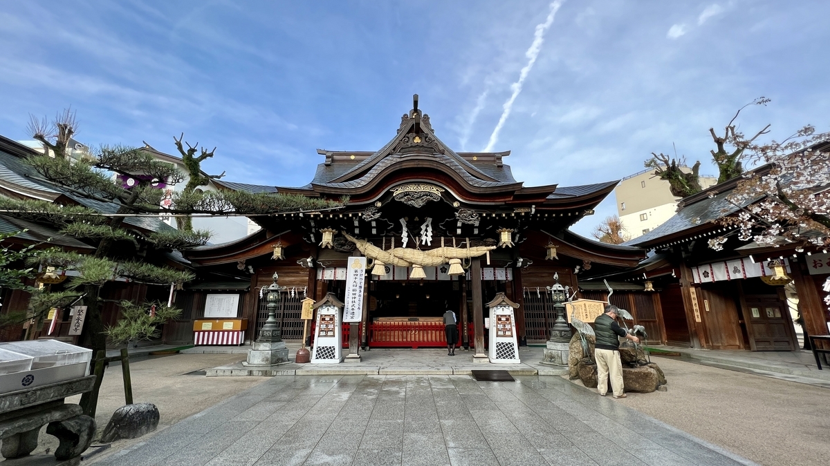 拝殿正面と境内の参拝客が見える広角の全景