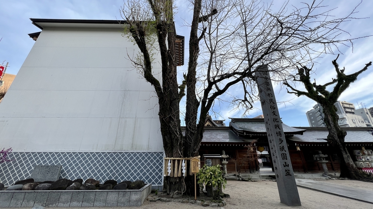 夫婦銀杏の根元に注連縄が巻かれた境内の御神木