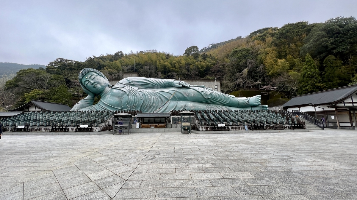 南蔵院の広場から見た巨大な釈迦涅槃像の全景