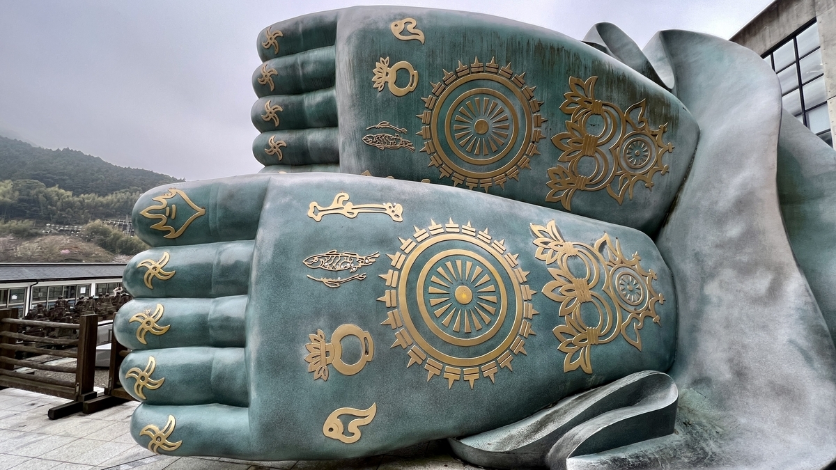 釈迦涅槃像の巨大な仏足に施された金色の紋様