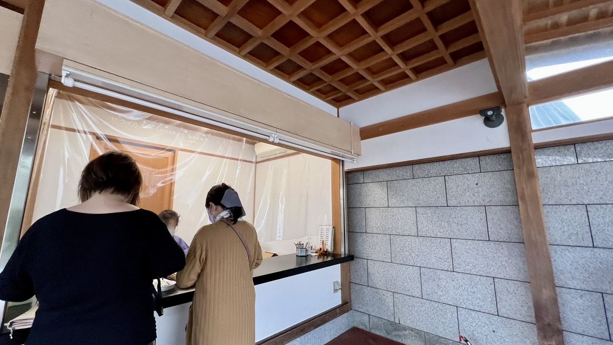 釈迦涅槃像体内参拝の受付窓口で手続きする参拝者