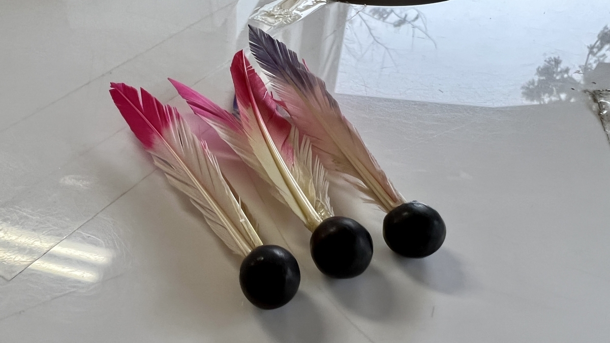 俵投げに使う羽根付きの俵が三つ並ぶ