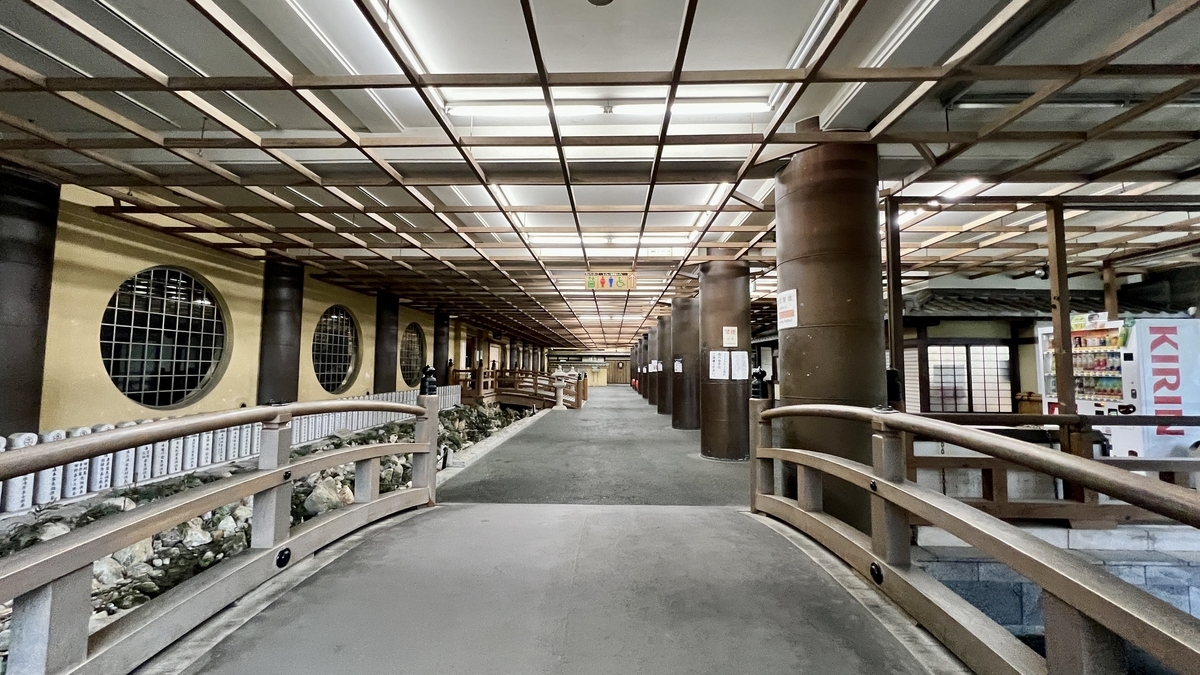 南蔵院の仲見世通りにある屋根付きの参道通路