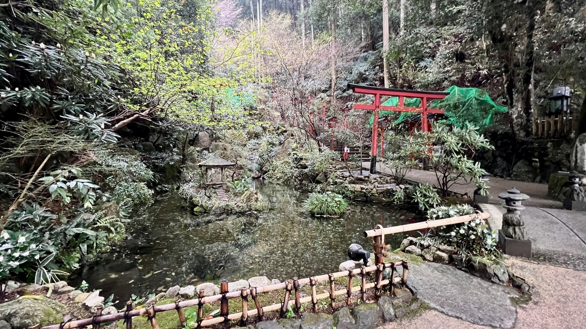 池と石灯籠がある日本庭園と赤い鳥居の風景