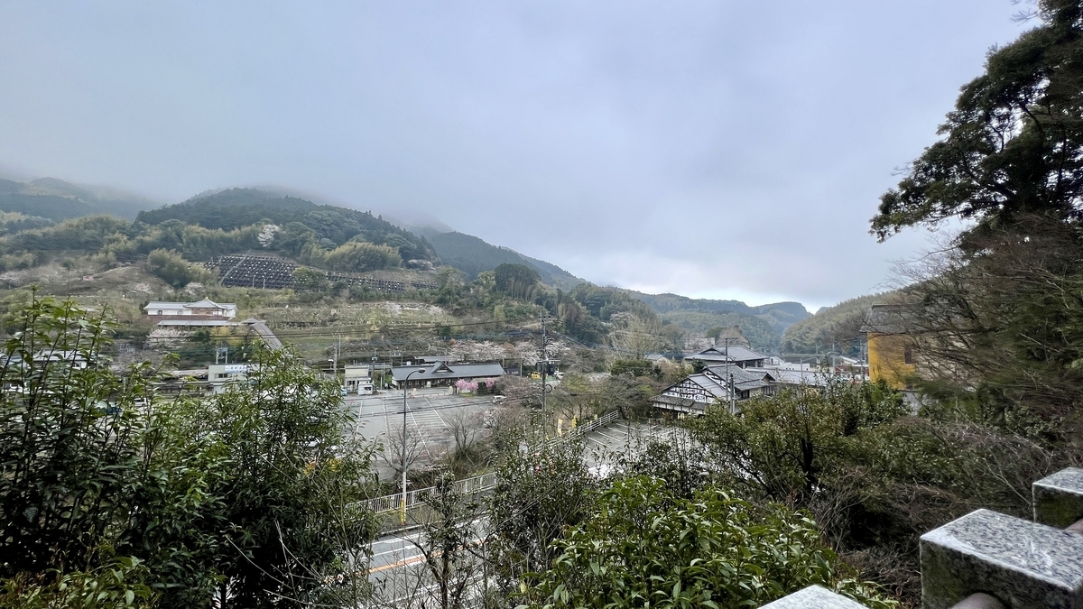 南蔵院の高台から見渡す篠栗の町並みと山々