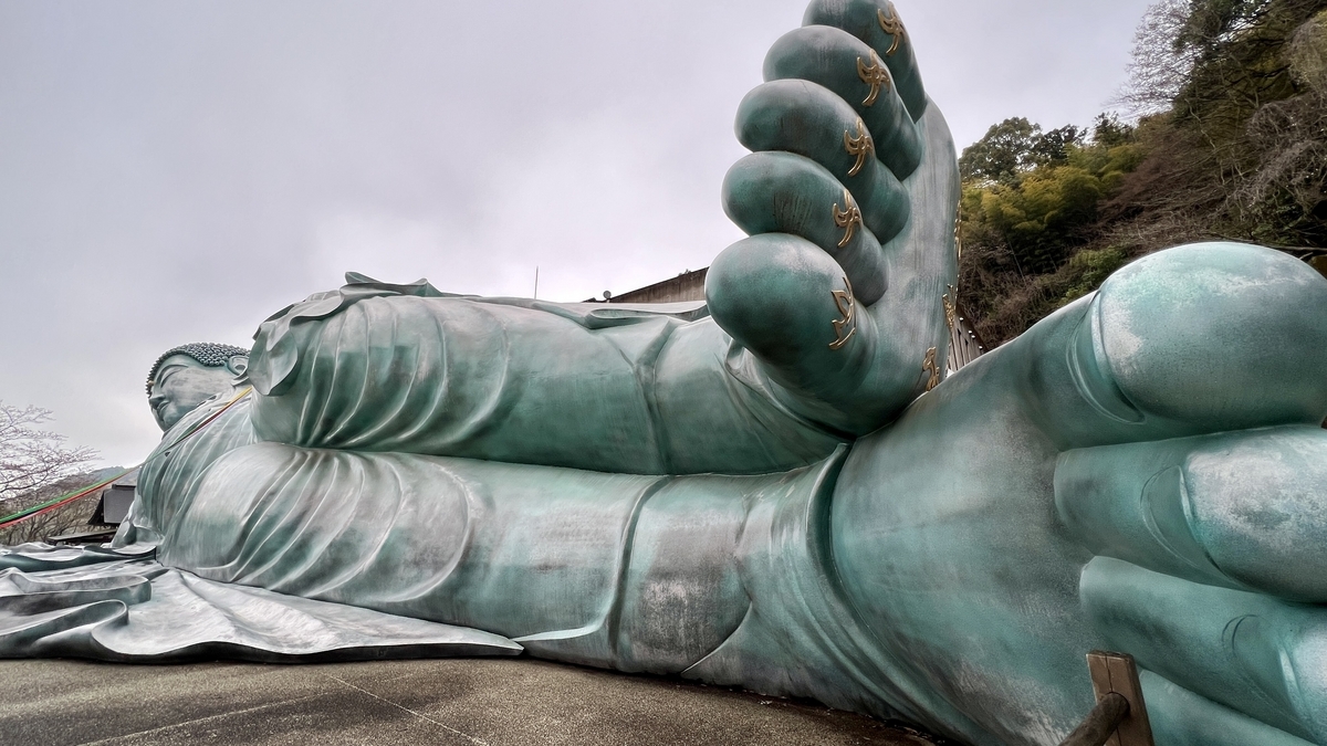 釈迦涅槃像の足裏を強調した横からの見上げ構図