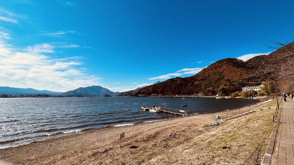Lake Kawaguchiko and autumn foliage