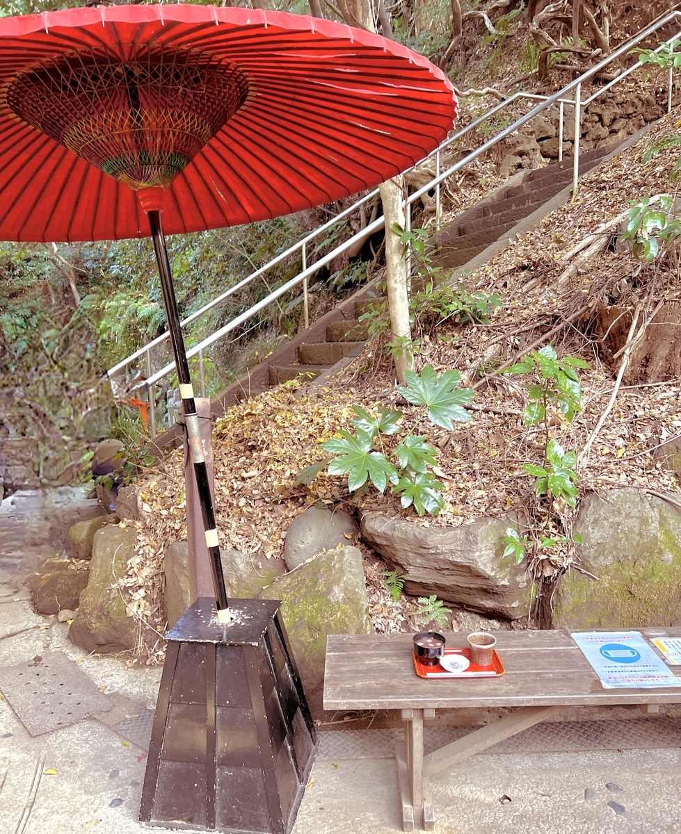 和傘が添えられているベンチ