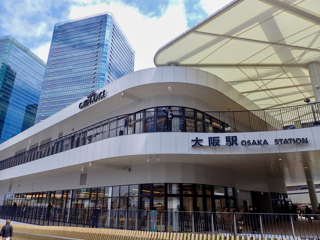 うめきたグリーンプレイス外観と大阪駅北側の街並み