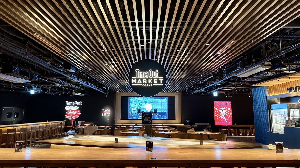 タイムアウトマーケット大阪の中央ステージと広々とした客席エリア