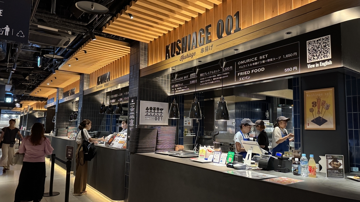 タイムアウトマーケット大阪の店内カウンターと料理ブースの様子
