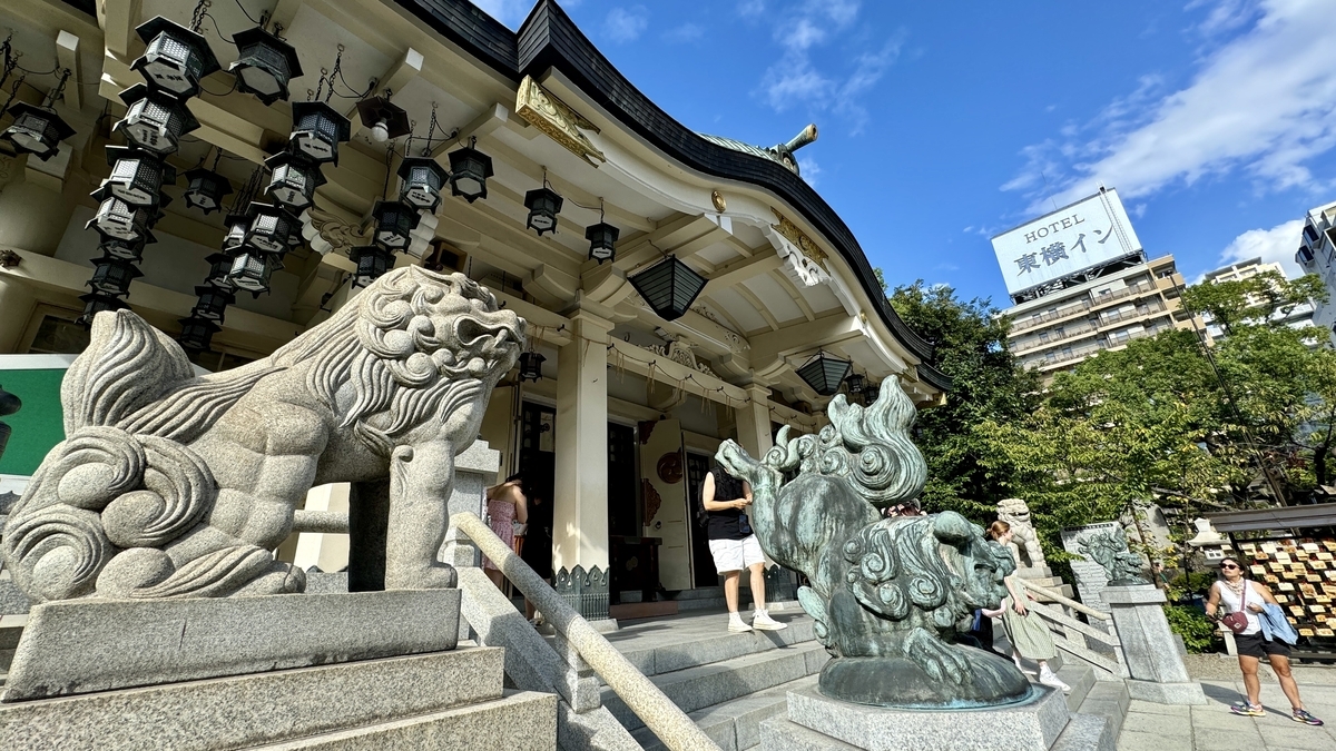 本殿と狛犬