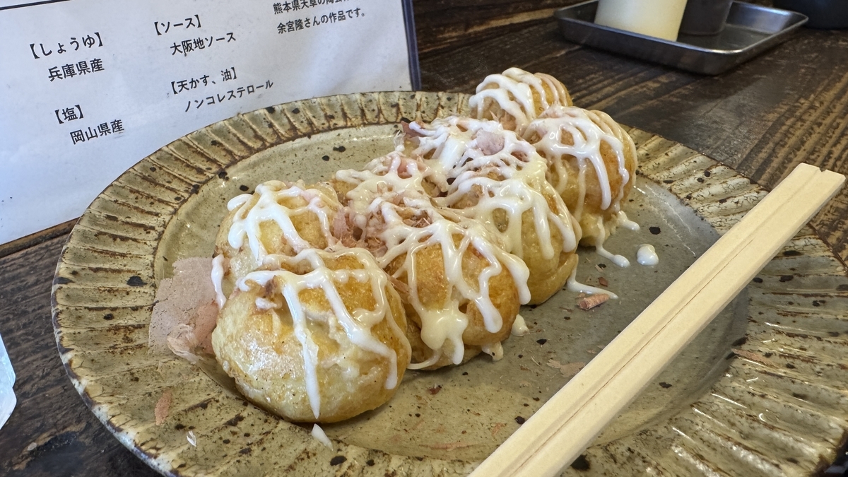 淋上美乃滋並撒上柴魚片的大阪Iggy牛筋燒