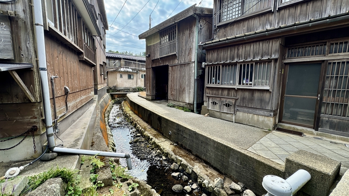 Maze-like alleys