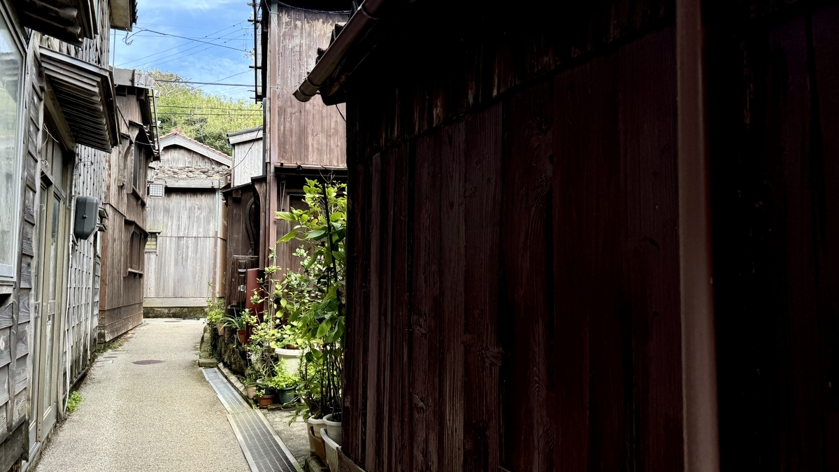 Maze-like alleys