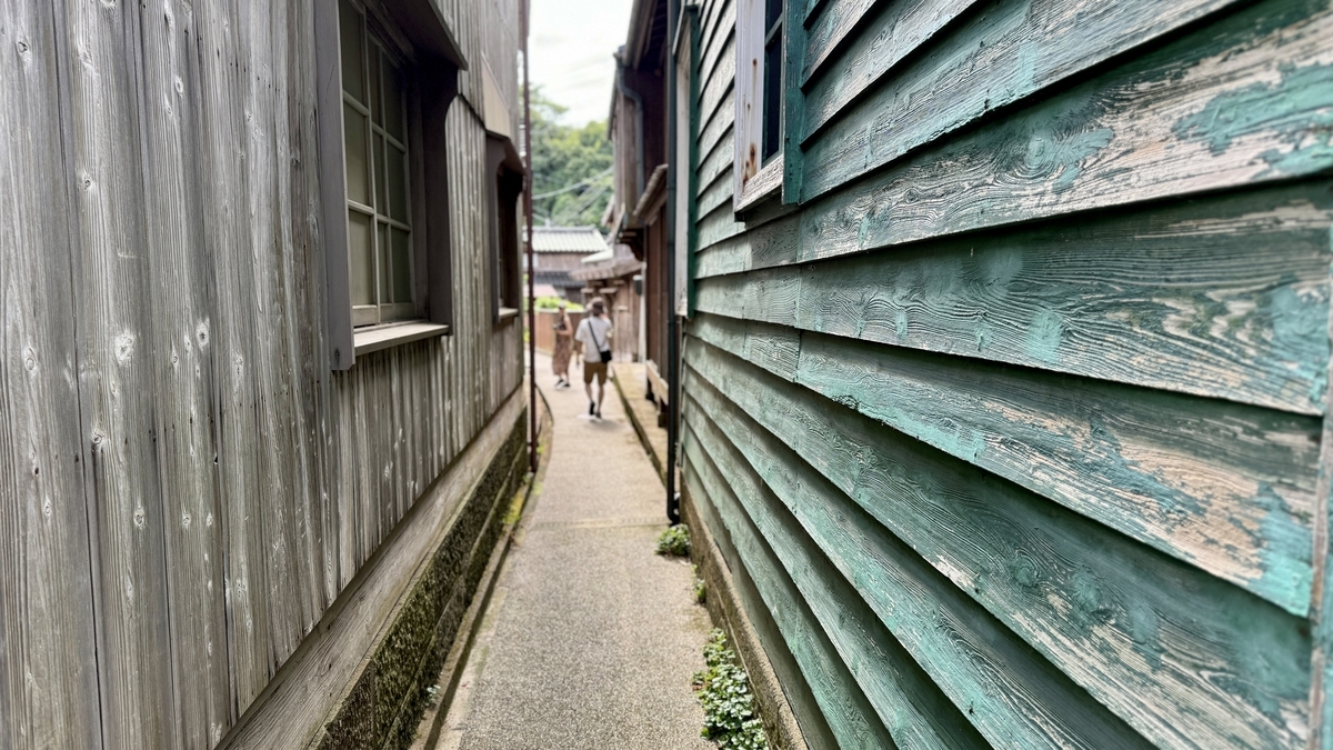 Maze-like alleys