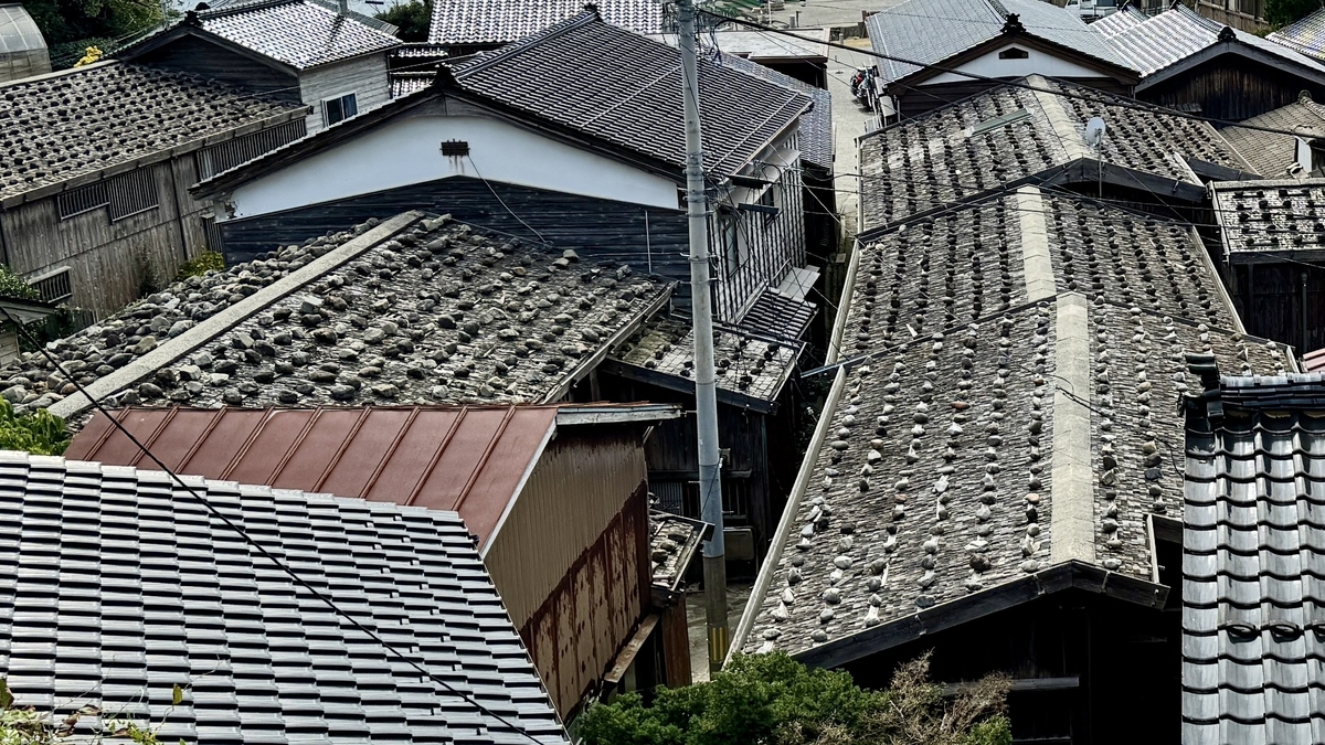 Stone-weighted wooden shingle roofs
