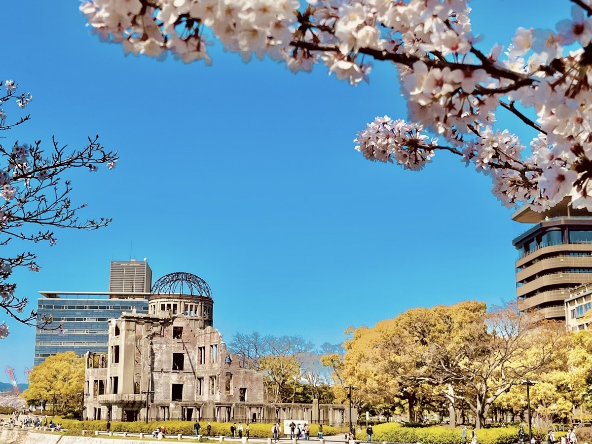 原爆ドームと桜