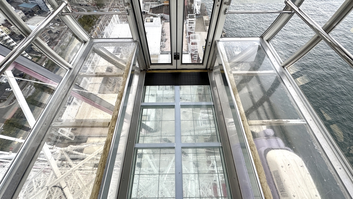Glass-Floor Cabin Floor