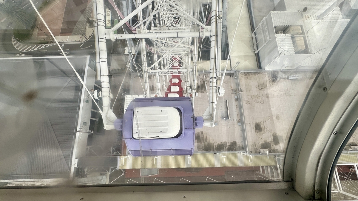 Glass-Floor Cabin Floor