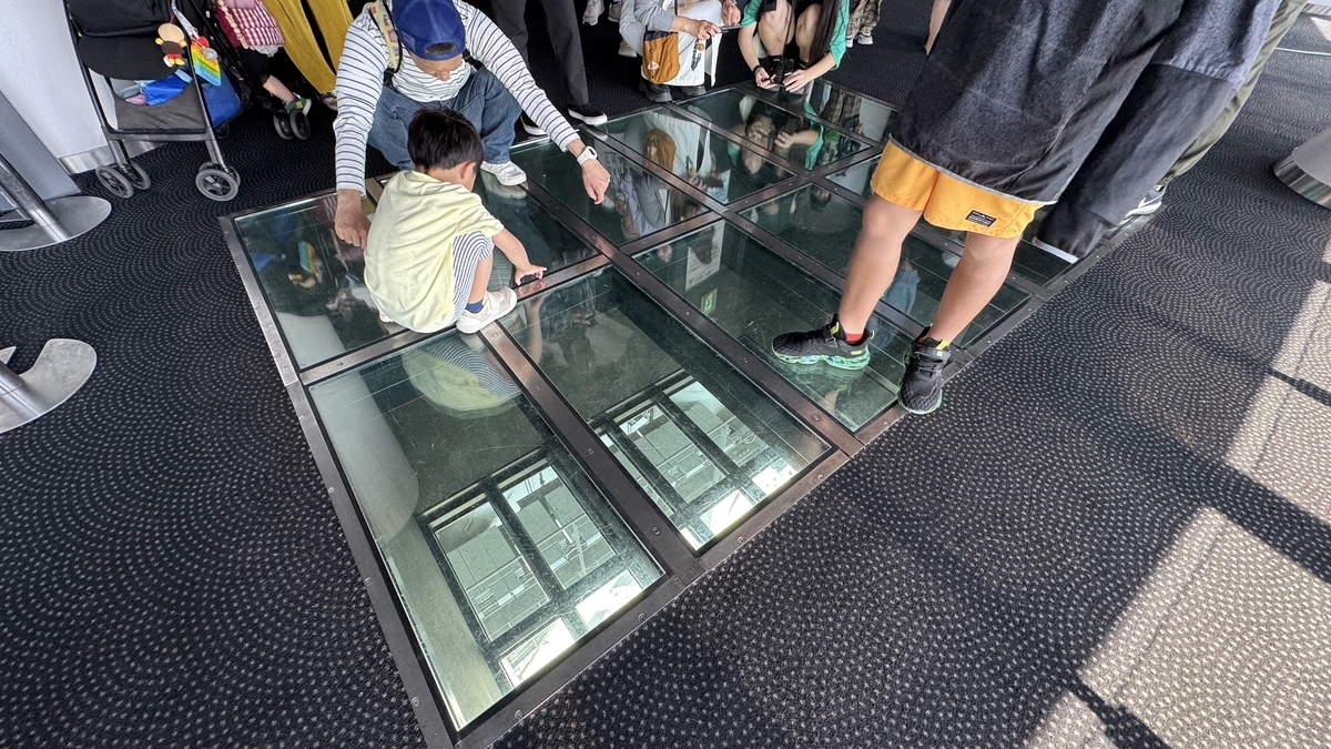ガラス床