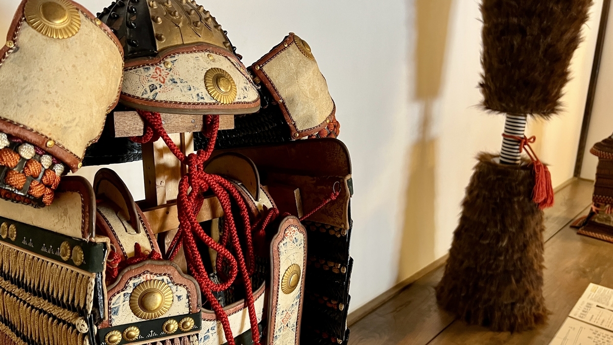 Casco de la armadura Murasaki Susogo-odoshi Dōmaru