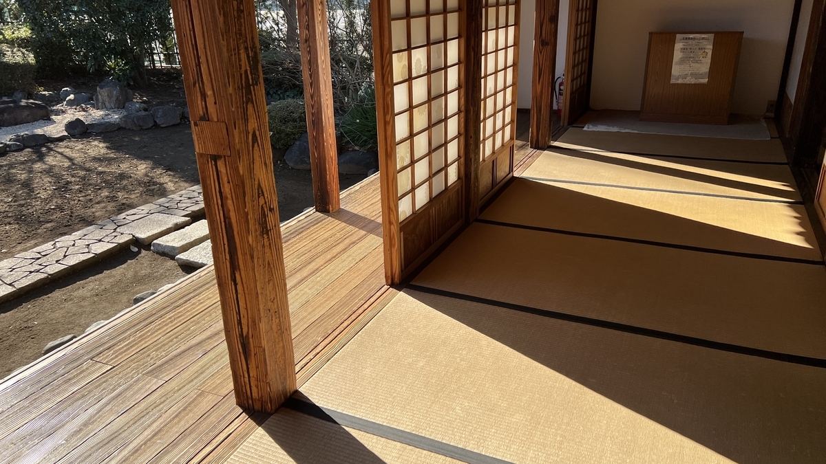 Luz del atardecer en el corredor del despacho de los karō