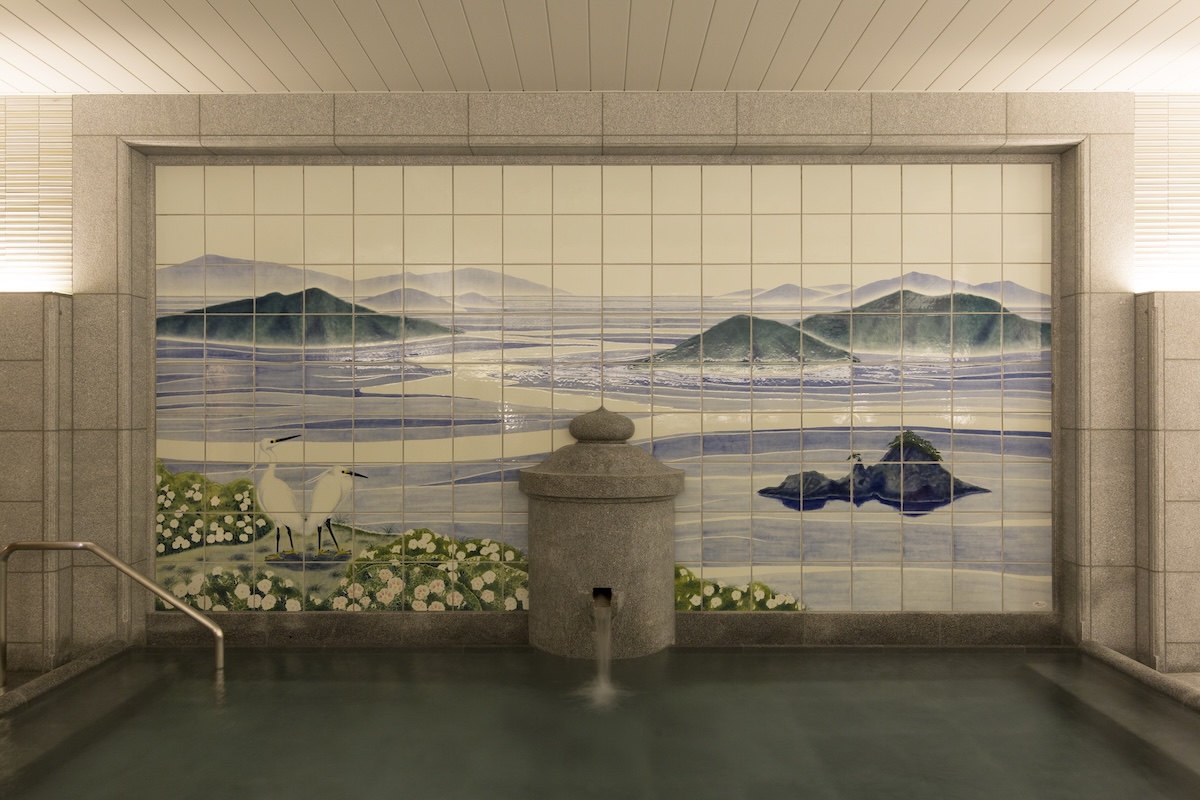 Mural de cerámica Tobe (baño de mujeres)