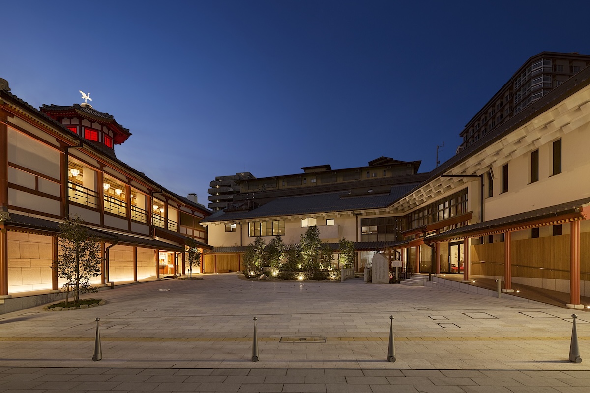 Exterior y patio interior (noche)