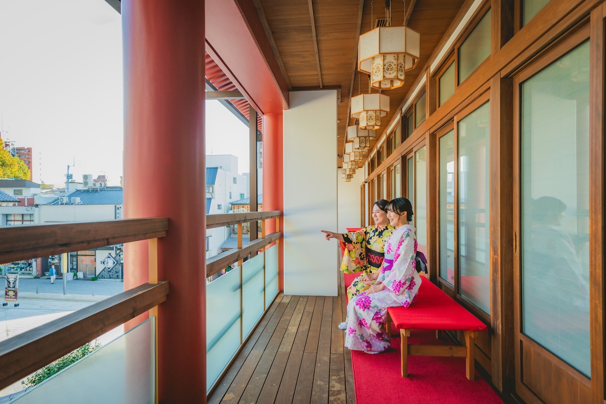 Mujeres relajándose en la terraza