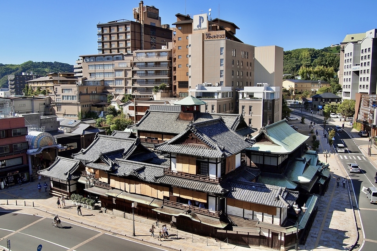 俯瞰道後溫泉本館的絕景