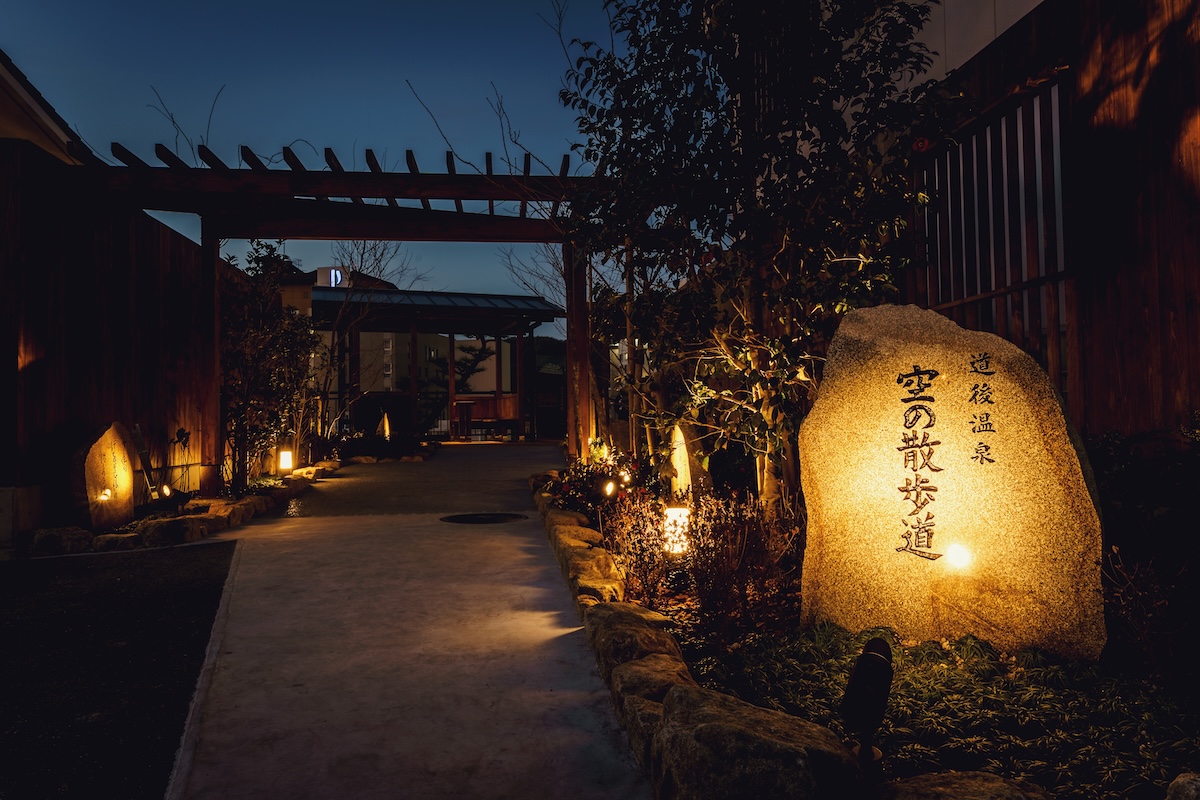 夜晚，被燈光照亮的空中散步道入口