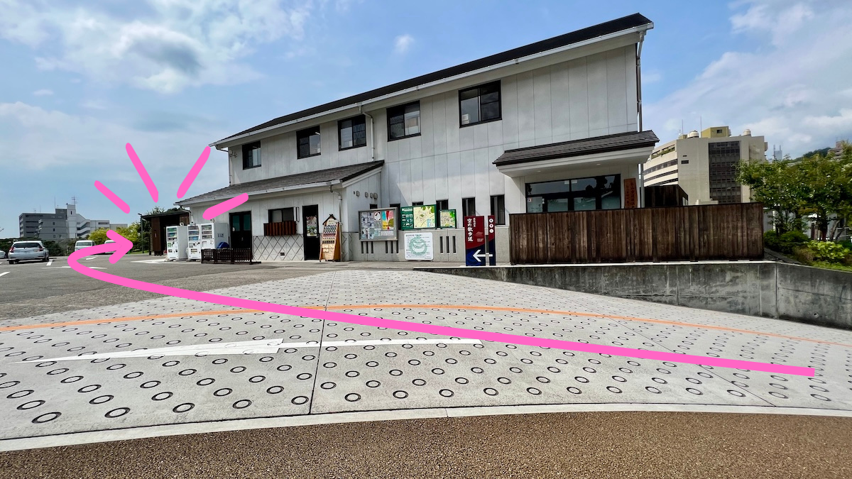 爬完坡道後在建築物旁邊就是空中散步道的入口