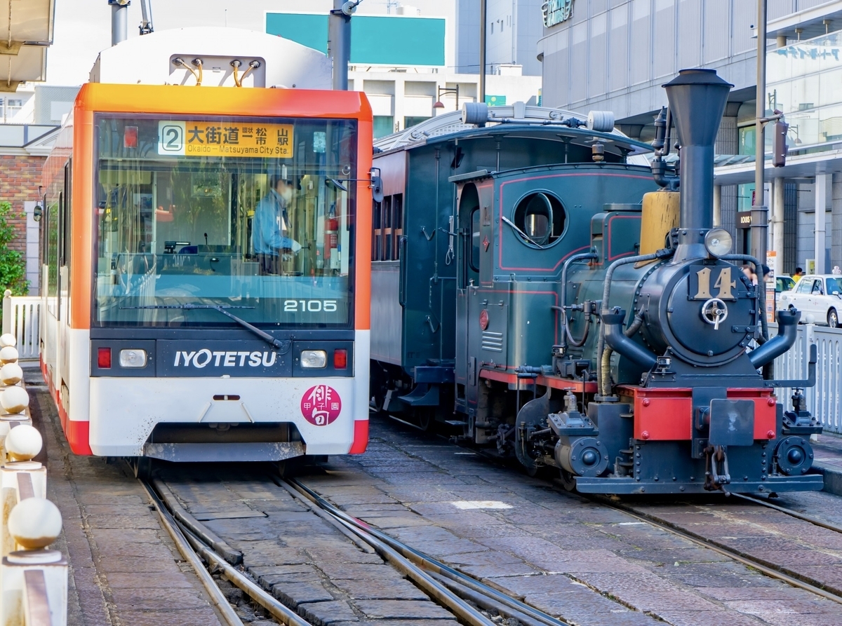 松山市内の駅に停車する坊っちゃん列車