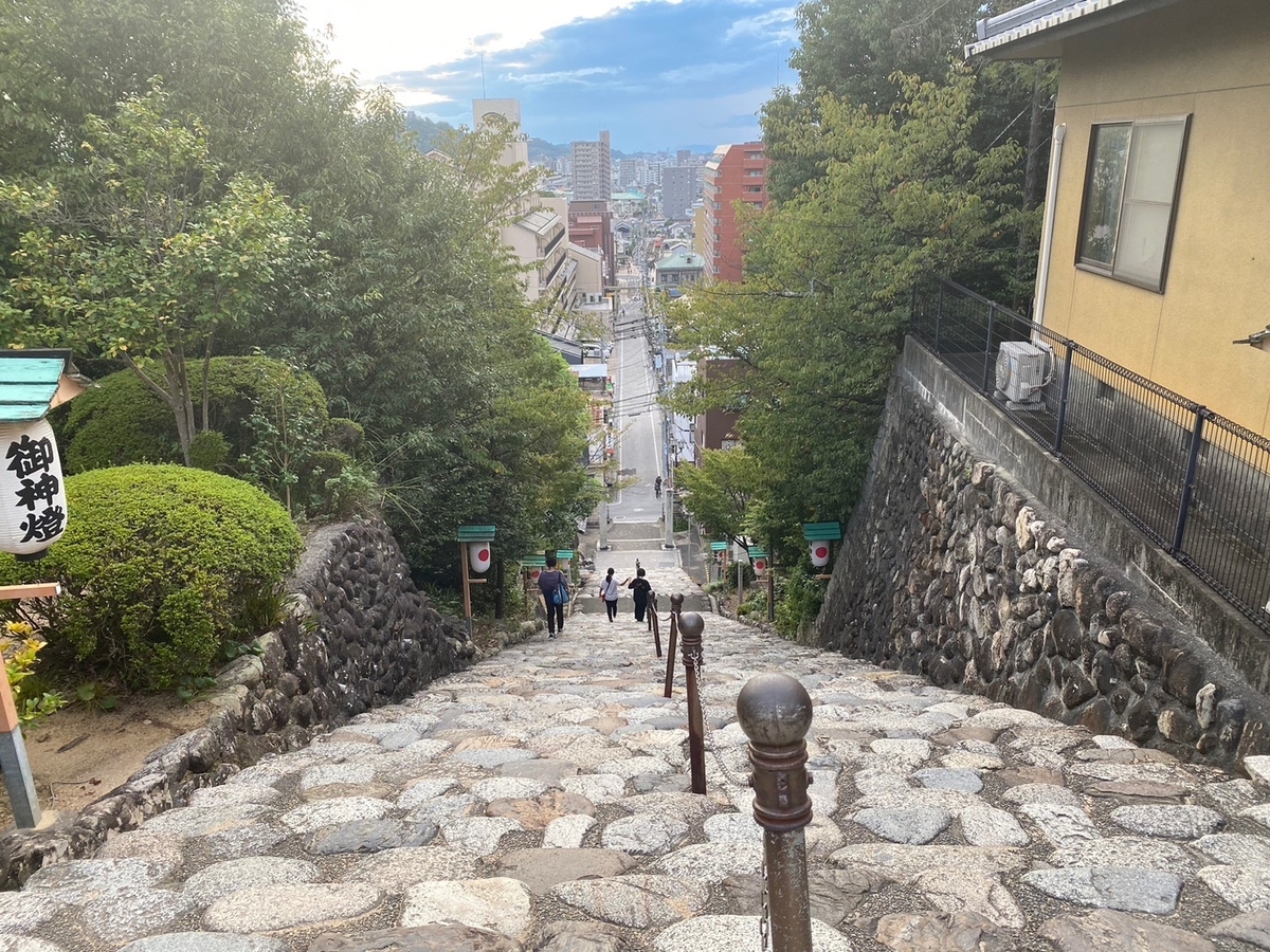 石段を登りきった先で見られる風景