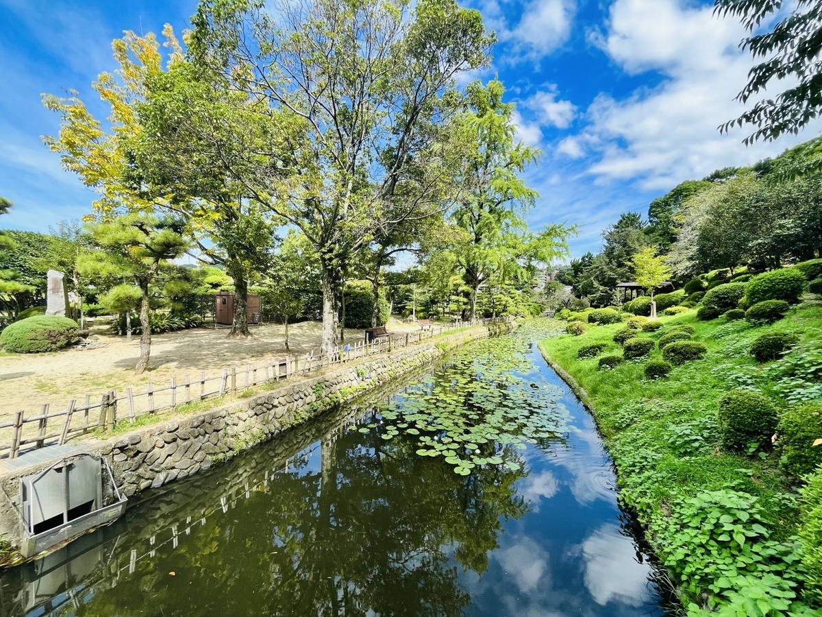園内風景。植物が多く憩いの場になっている