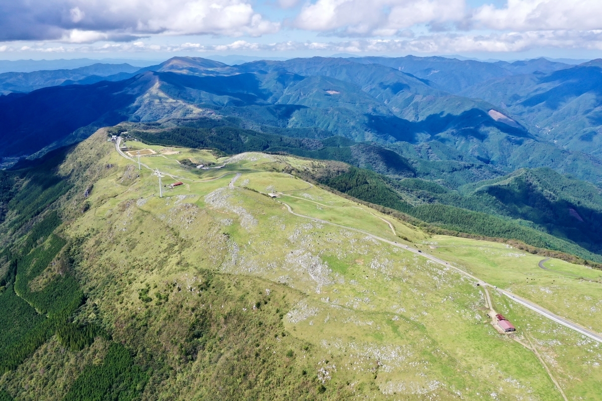 四國喀斯特全景航拍風光。駕車路線向山脊延伸