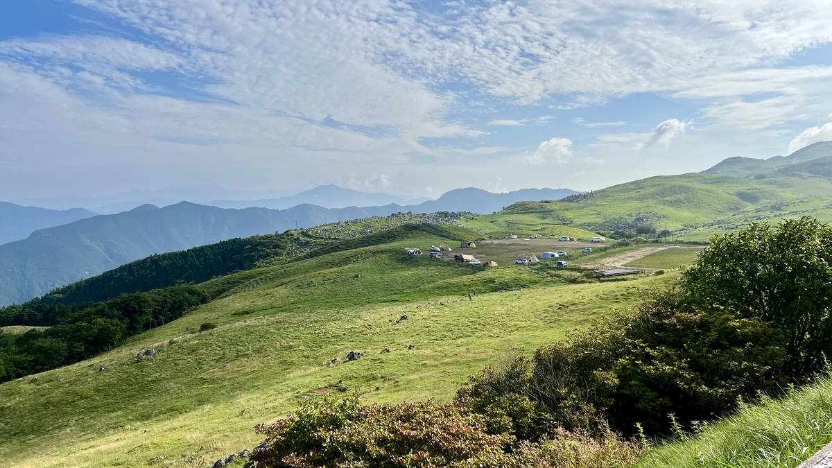 姬鶴平露營地及其周圍綠意盎然的草原全景