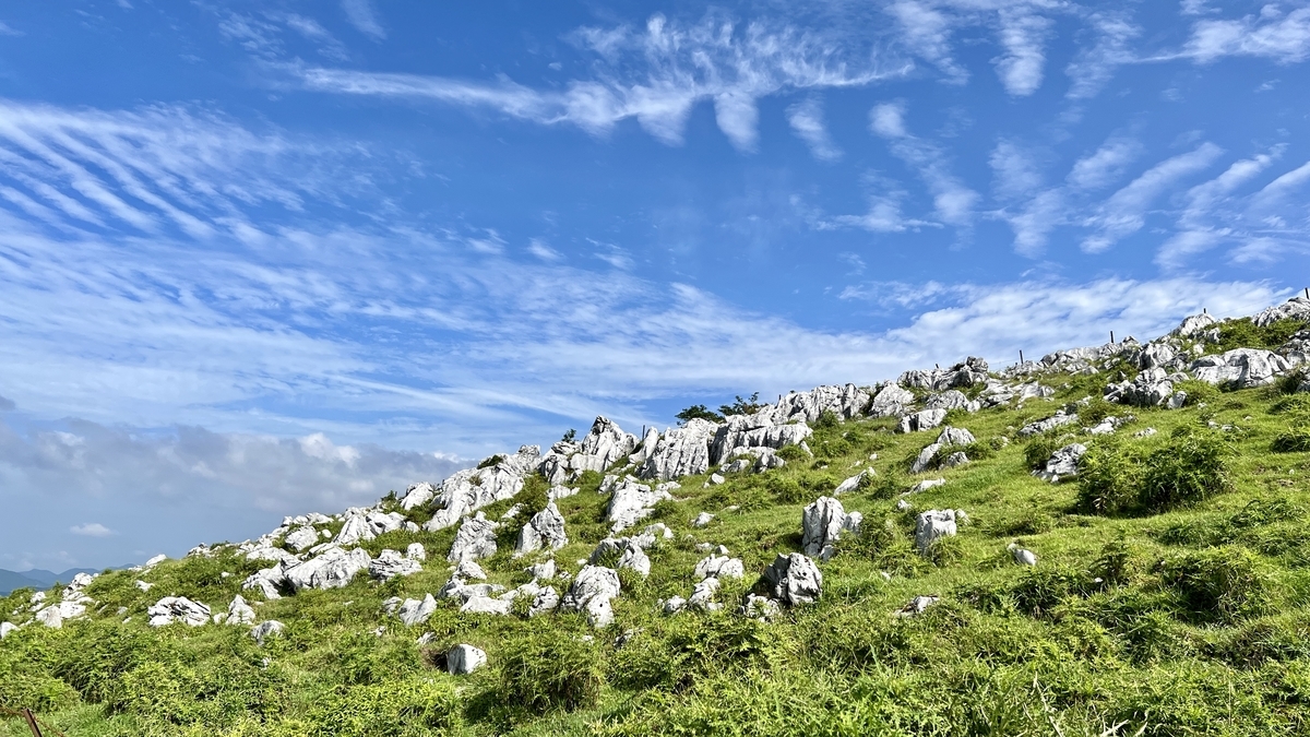 岩石連綿的斜坡與覆蓋藍天的雲朵展開美麗的五段高原風景
