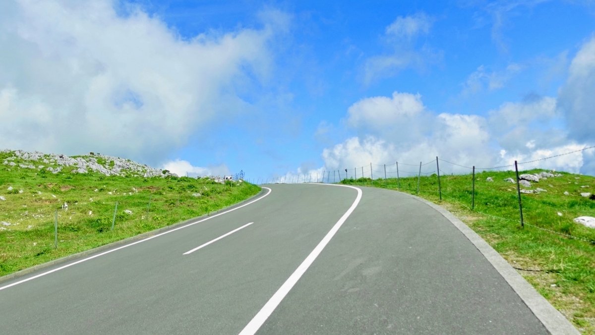 道路前方是藍天。彷彿在天空中駕駛。