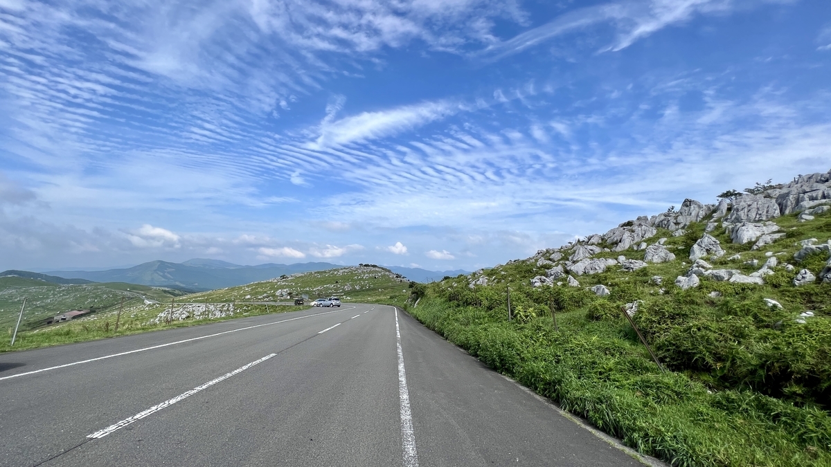 兩側岩石與草原展開的四國喀斯特一條直路駕車路線