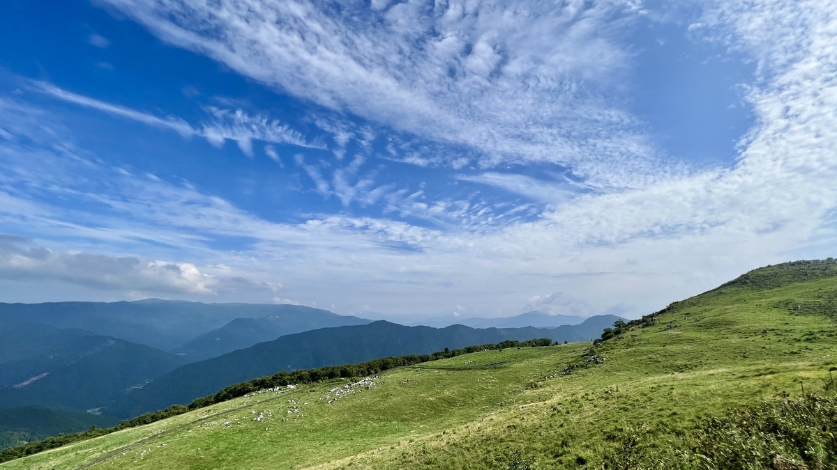 藍天白雲展開的四國喀斯特高原風景與遠山