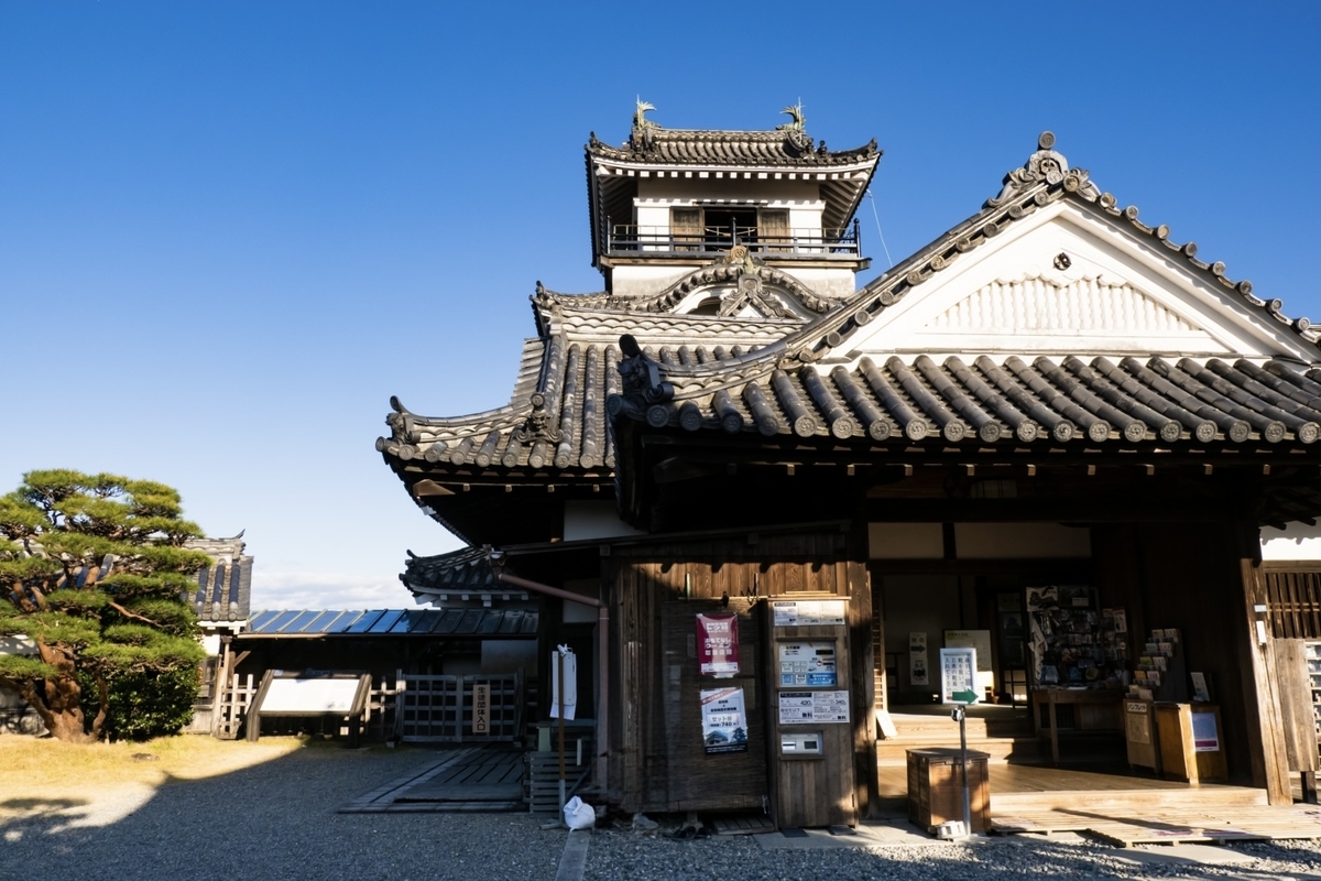 Exterior view of the keep and Honmaru Palace, both designated cultural assets.