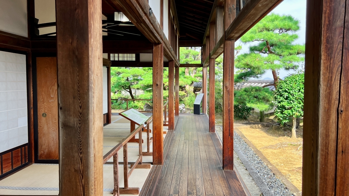 Hallway with a sense of openness, emphasizing unity between the palace and garden.