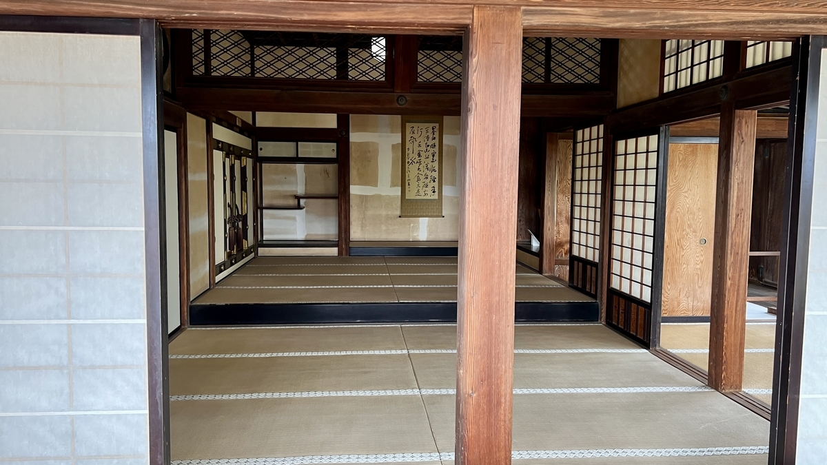 View of the Jodan-no-ma from the south corridor. The elevated floor can be clearly seen.