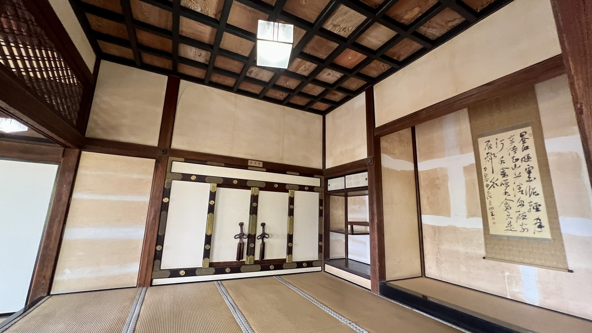 Interior of the Jodan-no-ma, showing chigaidana and other Shoin-style elements.